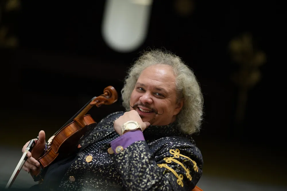 Čuveni violinista Robi Lakatoš gost na koncertu Barcelona Gipsy balKan Orchestra u Berogradu