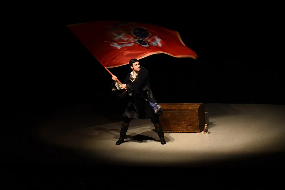 Tanasko Rajić na sceni Pozorišta Slavija: monodrama „Vetar i zastave“