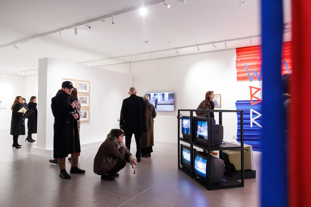 Otvorena izložba “Identiteti izvan granica” u Galeriji DOTS