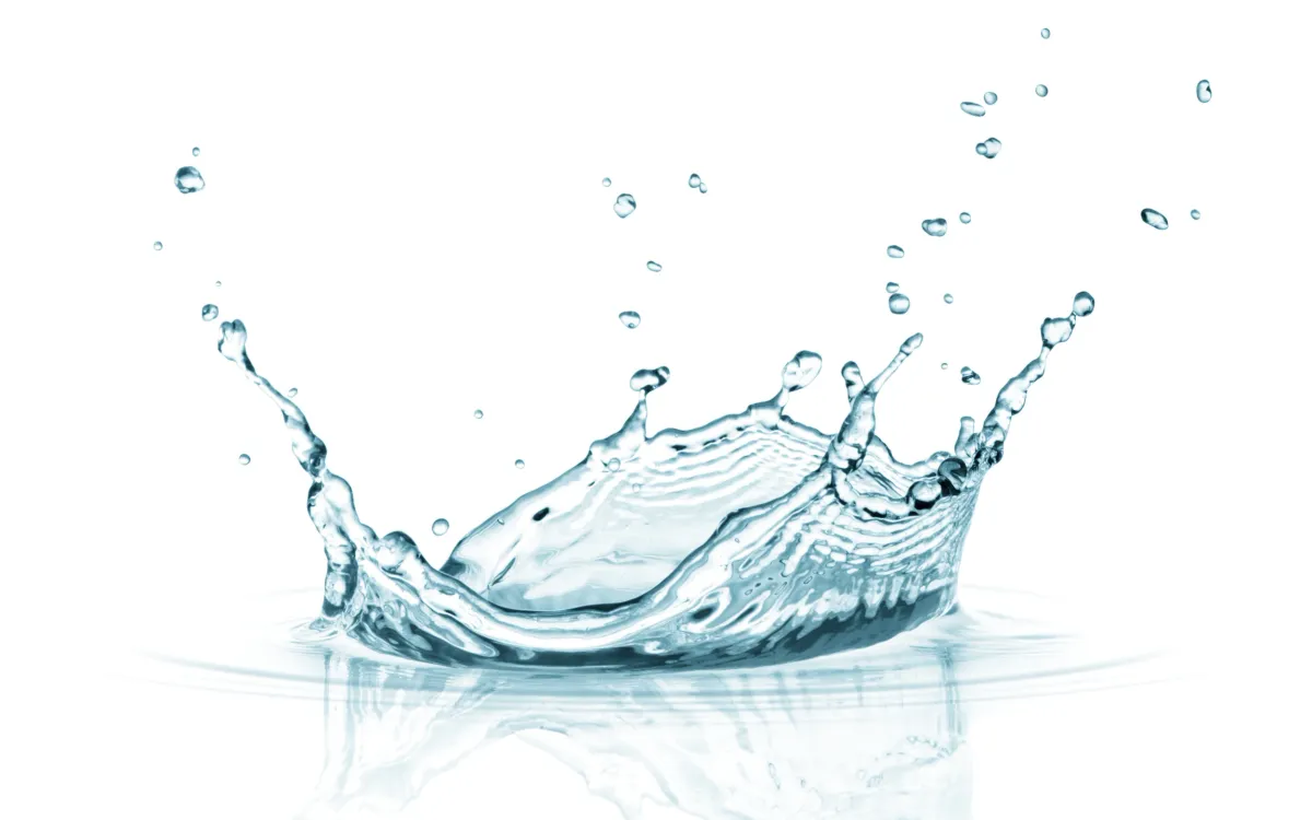 Prskanje čiste vode u vis, simbol čistoće i važnosti očuvanja vode