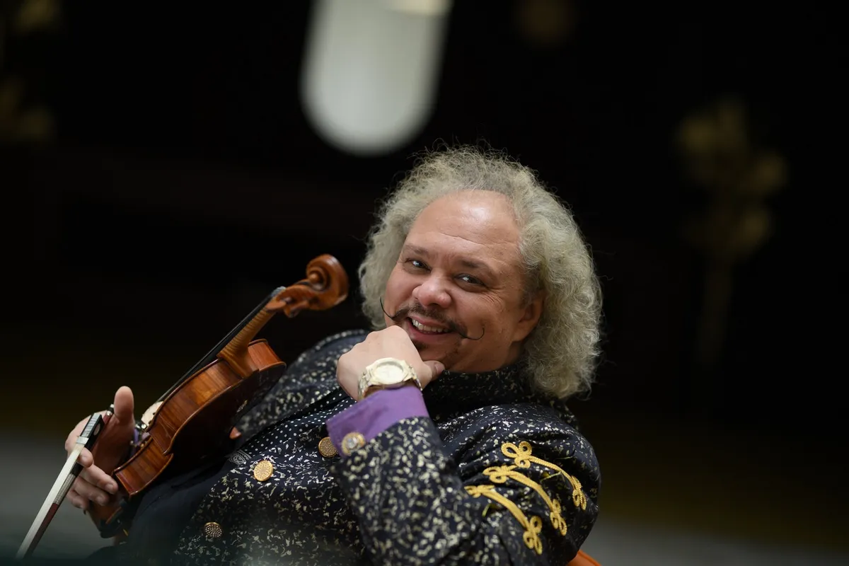 Čuveni violinista Robi Lakatoš gost na koncertu Barcelona Gipsy balKan Orchestra u Berogradu