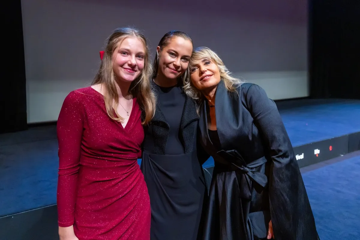 Prepuna sala i ovacije za film “Belo se pere na devedeset” i Anicu Dobru