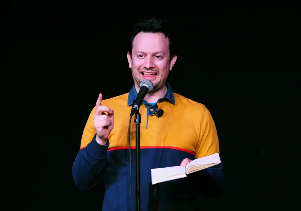 Michael Cruz Kayne donosi humor u suočavanju sa tugom kroz 'Sorry for Your Loss'