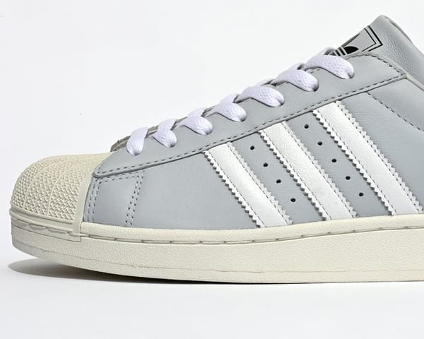 adidas predstavlja novu verziju modela Superstar u saradnji sa magazinom Safari