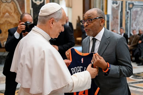 Spike Lee nosi dres Njujork Niksa potpisan od Pape Lea XIV